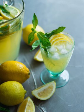 Limonata içmek nane cam ile