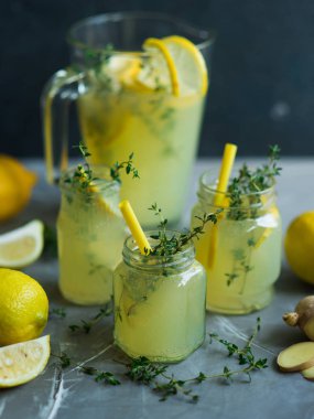 Limon limonata içmek