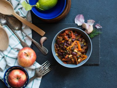 Kırmızı fasulye ihtiva eder