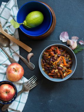 Kırmızı fasulye ihtiva eder