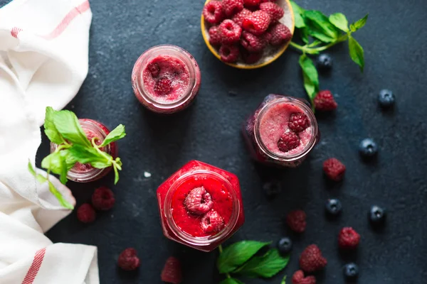 Bebida fresca de fruta de frambuesa con menta fresca — Foto de Stock
