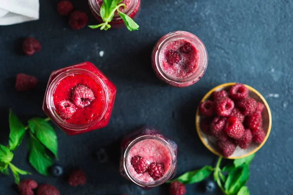 Свежий фруктовый напиток из малины со свежей мятой — стоковое фото