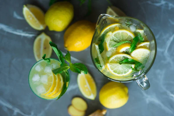 Bebida fresca de fruta de frambuesa con menta fresca —  Fotos de Stock