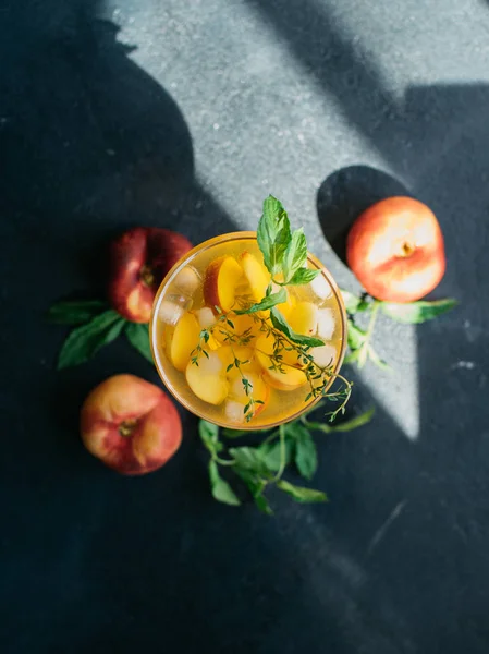 Bebida de limonada con melocotón — Foto de Stock