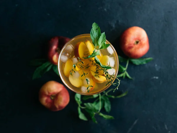 Limonadengetränk mit Pfirsich — Stockfoto
