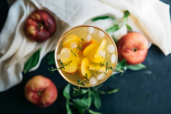 Pít limonádu s broskví — Stock fotografie