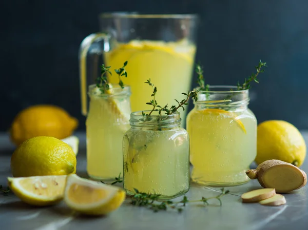 Bebida de limonada con limones —  Fotos de Stock