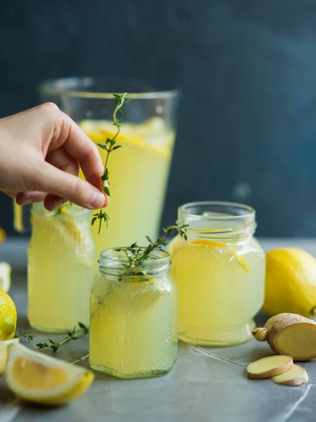 レモンでレモネード飲み物 — ストック写真