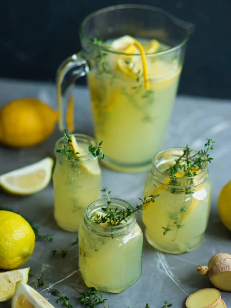 Лимонадний напій з лимонами — стокове фото