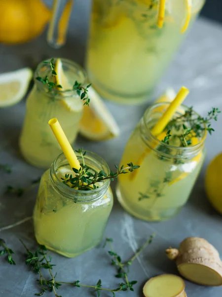 Bebida de limão com limões — Fotografia de Stock