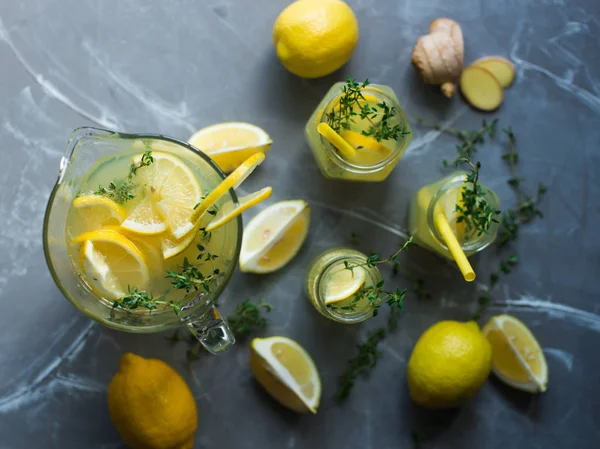 Limonade drinken met citroenen — Stockfoto