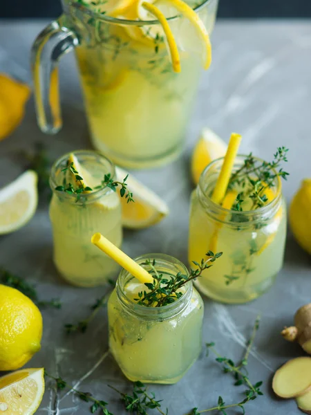Bebida de limão com limões — Fotografia de Stock