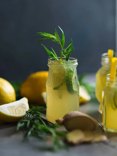 Limonada con limones y lima —  Fotos de Stock