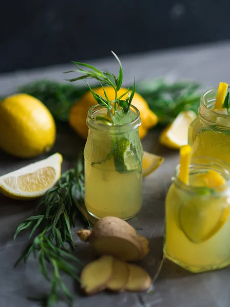 Limonada com limões e limão — Fotografia de Stock