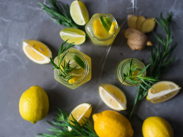 Limonade met citroenen en kalk — Stockfoto
