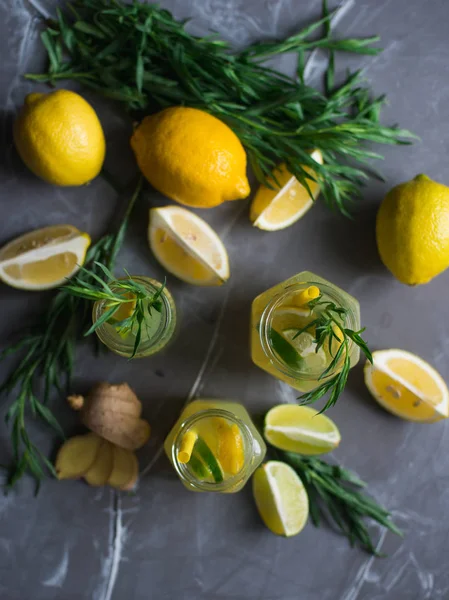 Limonade med sitroner og kalk – stockfoto