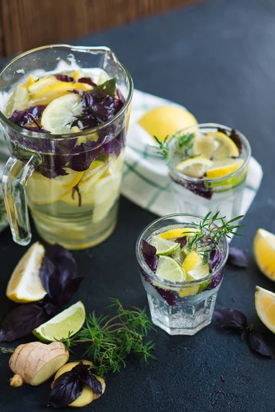 Lemoniadę z cytryny, limonki i czerwona bazylia — Zdjęcie stockowe