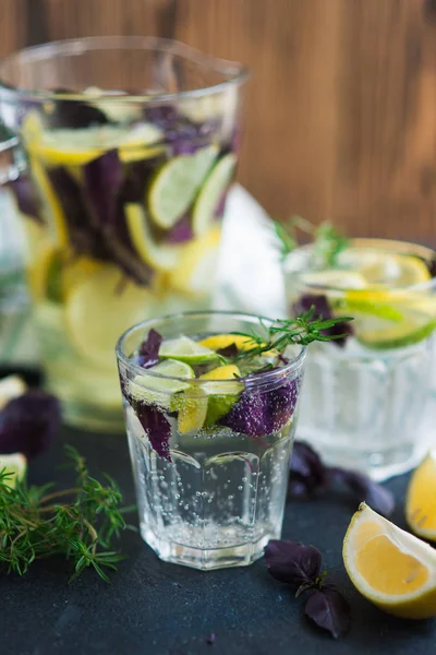 Limonada con limones, lima y albahaca roja —  Fotos de Stock