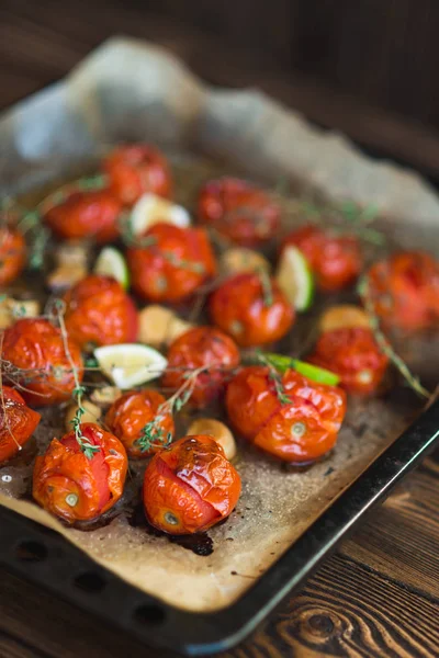 Baked tomatoes with garlic — Stock Photo, Image