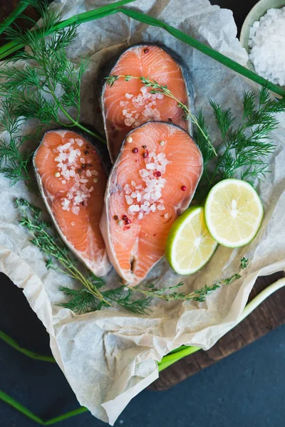 Syrový steak z lososa — Stock fotografie