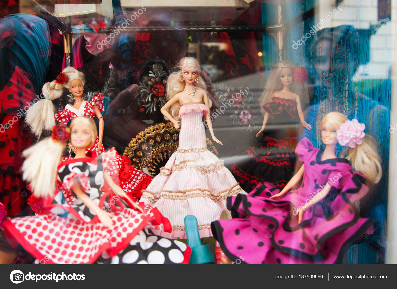 zegevierend Periodiek BES Barbie dolls wearing like Flamenco dancers – Stock Editorial Photo ©  Dragonfly666 #137509566