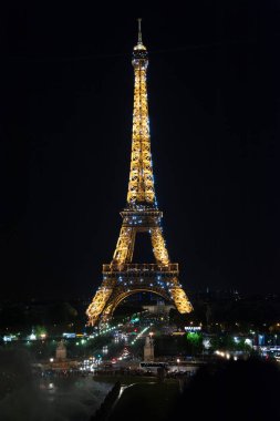 gece Paris'te Eyfel Kulesi