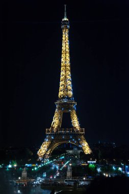 gece Paris'te Eyfel Kulesi