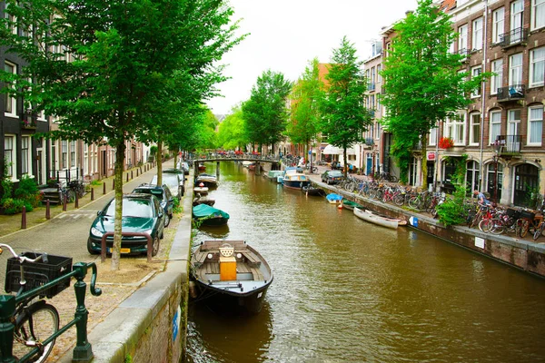 Fietsen over rivier grachten in Amsterdam — Stockfoto