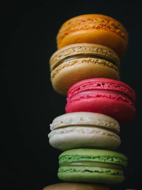 Taş zemin üzerine renkli macaroons