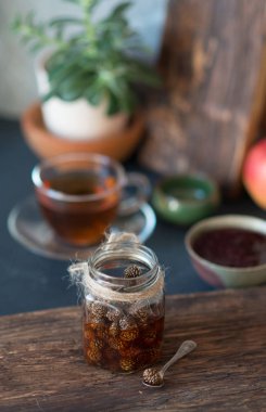 Çam kozalakları jam