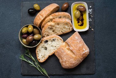 Zeytin, zeytinyağı ve İtalyan ciabatta ekmek