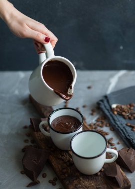  Dökerek sıcak çikolata