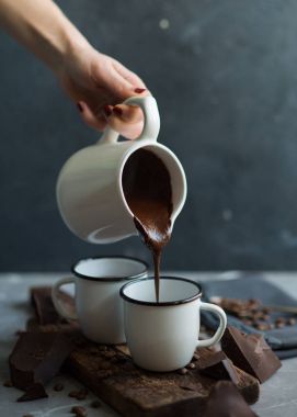  Dökerek sıcak çikolata