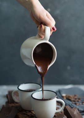  Dökerek sıcak çikolata