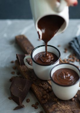  Dökerek sıcak çikolata