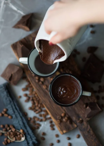 Despejando chocolate quente — Fotografia de Stock