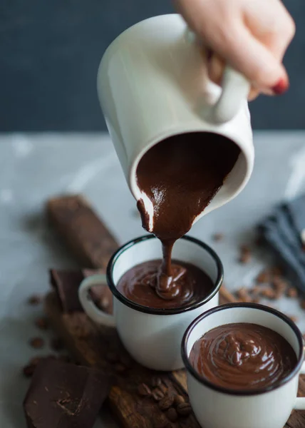 Despejando chocolate quente — Fotografia de Stock