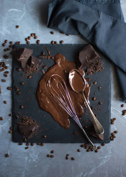 Molho de chocolate de um bolo de chocolate — Fotografia de Stock