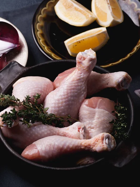 鶏のモモ肉を準備します。 — ストック写真