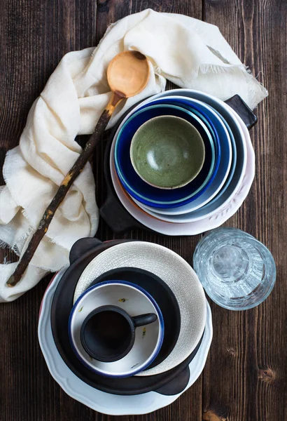 Platos limpios y otros utensilios de mesa —  Fotos de Stock