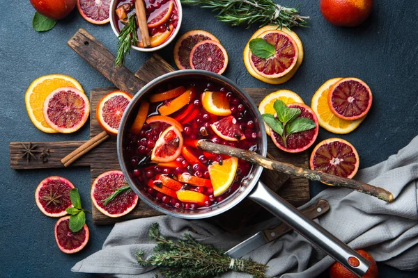 Glögg med skiva av orange — Stockfoto