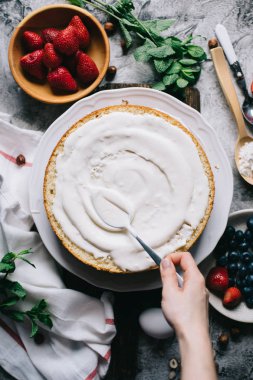 Çilekli kek yapımı