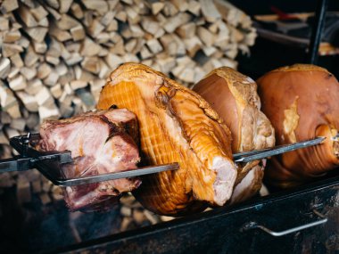  kavrulmuş domuz bacak