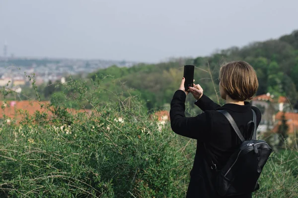 Kvinna ta foto med smartphone — Stockfoto