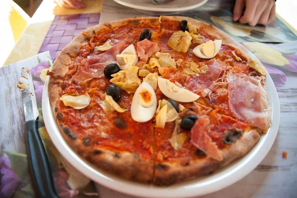 Italian pizza with artichokes — Stock Photo, Image