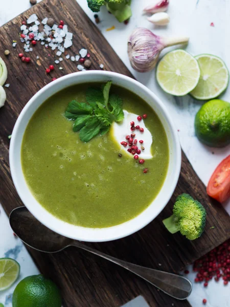 Skål med grön soppa — Stockfoto
