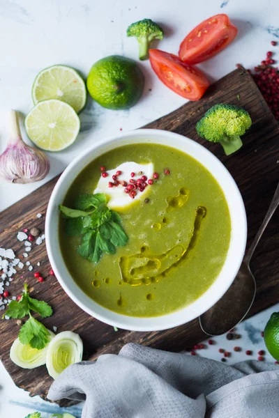 Bowl of green soup — Stock Photo, Image