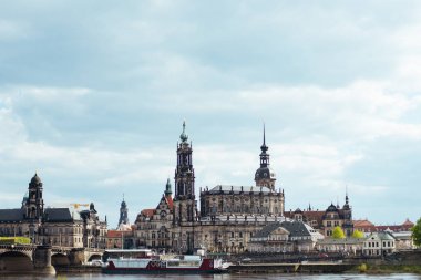 Günbatımı Dresden Elbe Nehri üzerinde