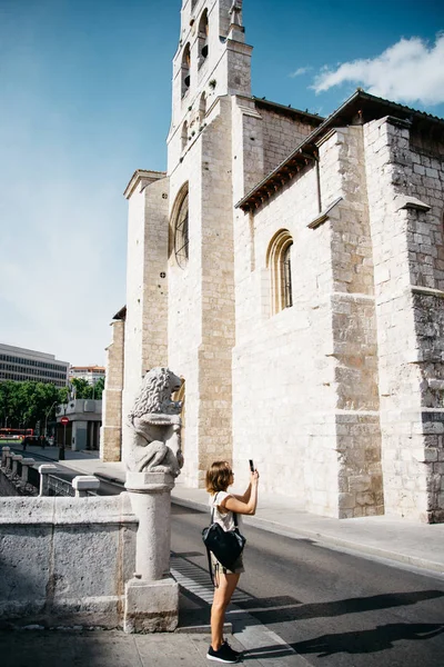 Turista mujer tomando una foto en el celular en Burgos — Foto de Stock