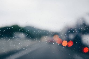 Ön cam üzerinde yağmur damlaları